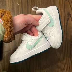 Nike toddler tennis shoes size 5C